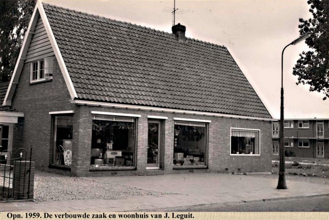 084 Dorpsstraat. Winkel van J. Leguit. 1959  640x480