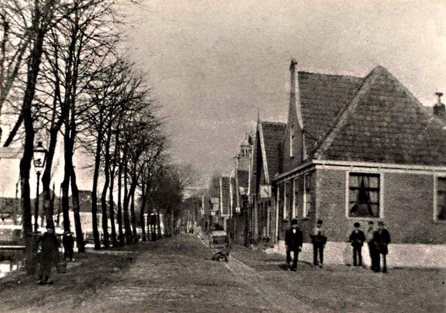 402 Dorpsstraat. Café De Roode Eenhoorn. 1892 640x480