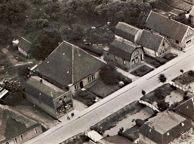 108 Dorpsstraat luchtfoto. 1951 640x480