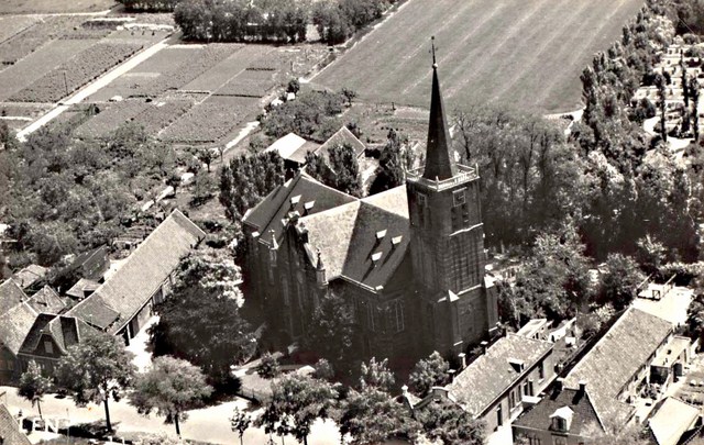 362 Dorpsstraat. N. H. Kerk luchtfoto. 1951 640x480