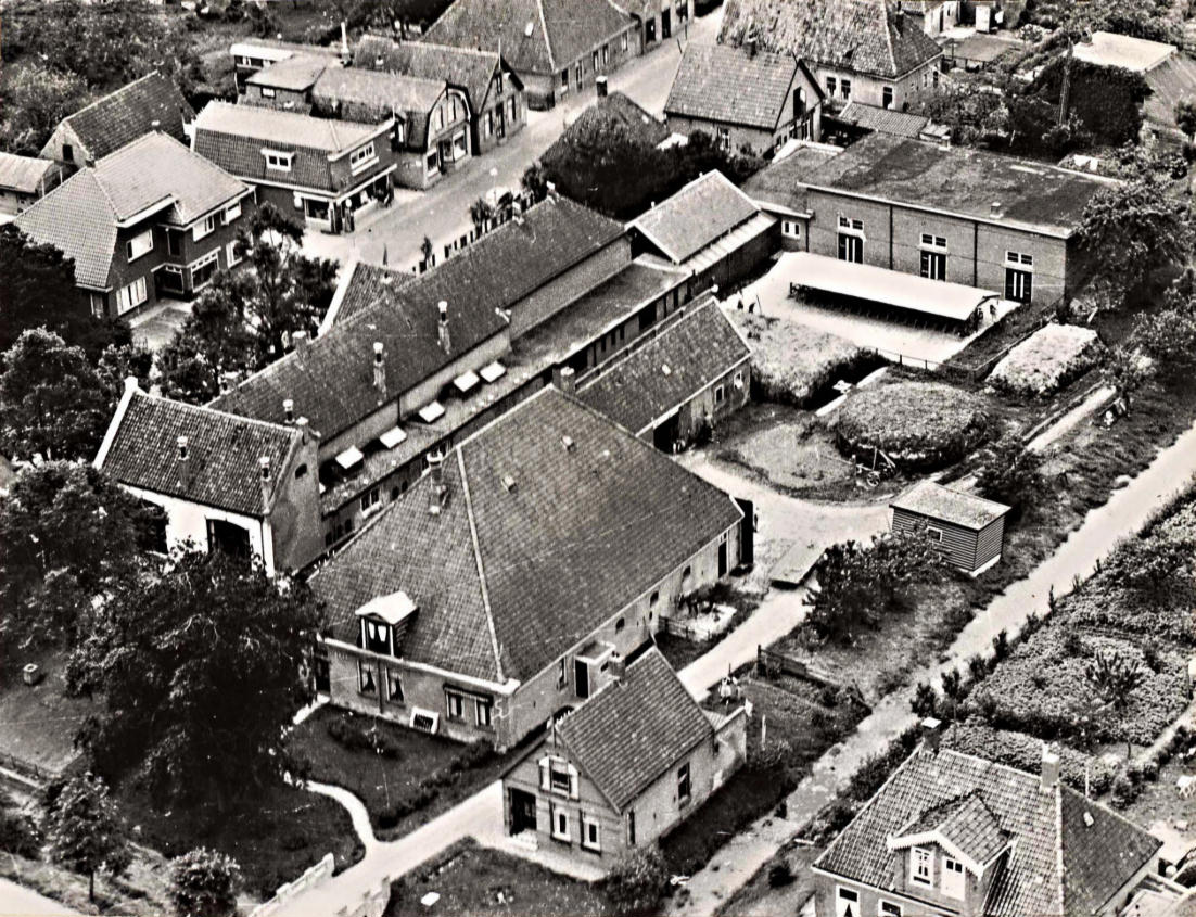 384 Dorpsstraat Bosstraat. Luchtfoto school. 1951 