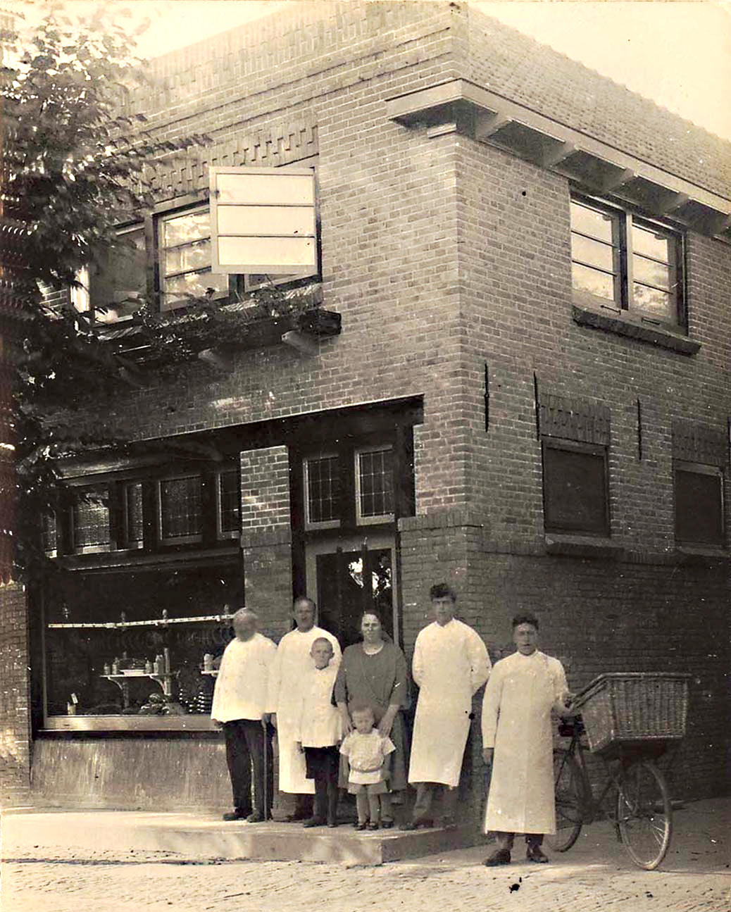 495 Dorpsstraat. Slagerij van Zoonen