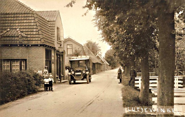 044 Links No 15 is nu W. Klare. Bestelwagen is van G.Butter 640x480