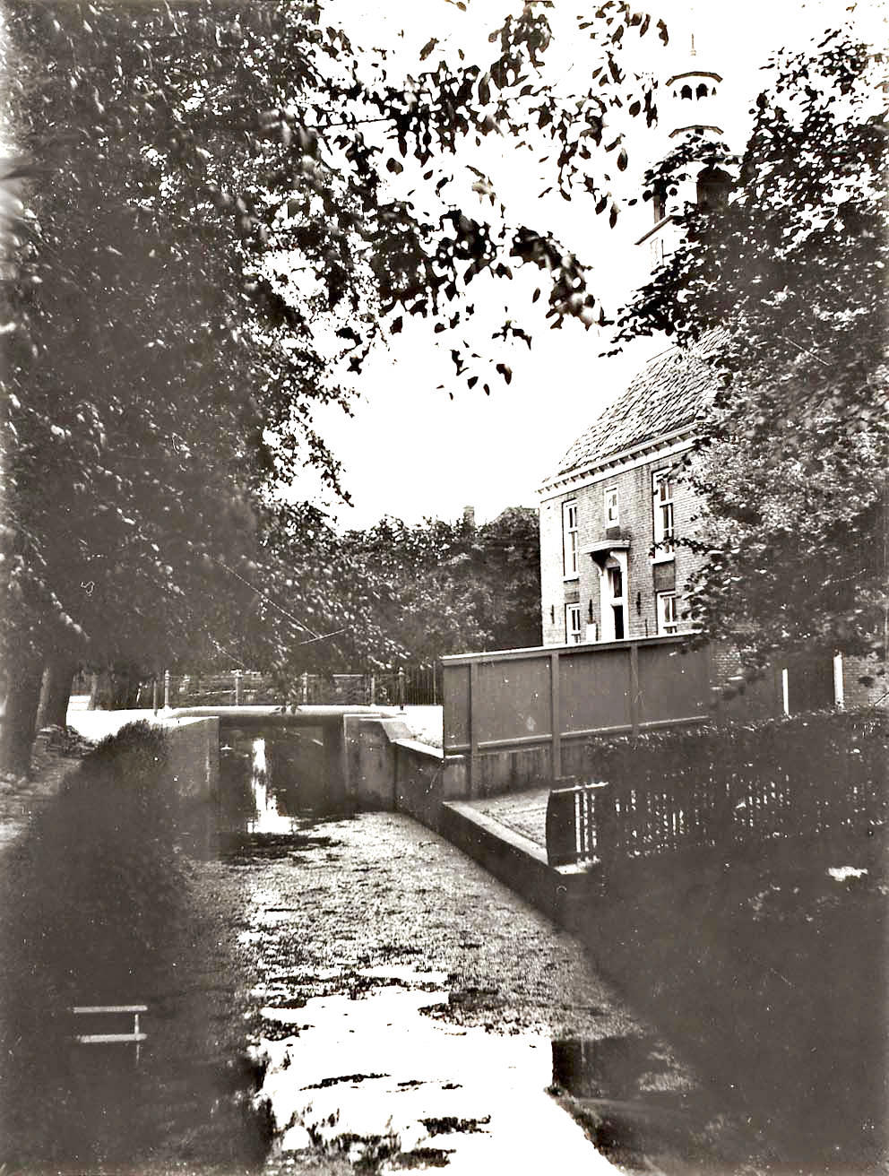 385 Dorpsstraat voorsloot en gemeentehuis. 1920 