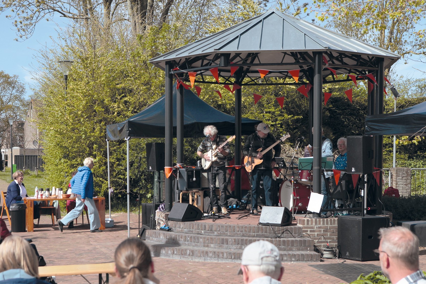 IMG 4270 Dorpsplein t Veld 27 04 2025bbb