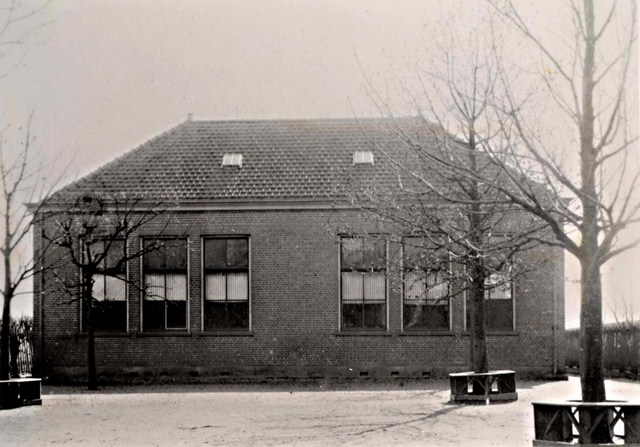 223 Dorpsstraat. O. L. School in 1963 afgebroken. 1905 640x480