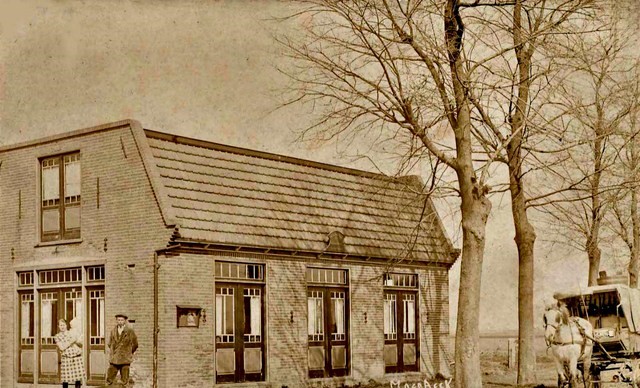 039 Moerbeek . Café van J. van der Molen.1928 640x480bbb