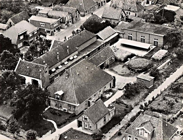 384 Dorpsstraat Bosstraat. Luchtfoto school. 1951 640x480