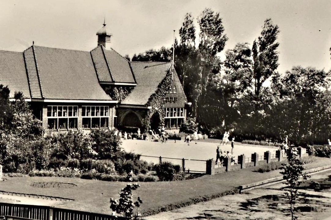 174 Dorpsstraat 148 is links en O.L.School 1956 bbbb