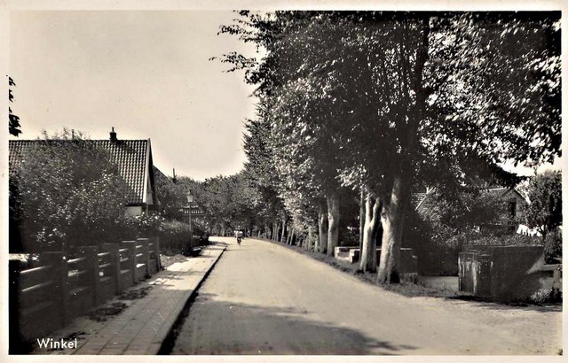 058 Dorpsstraat. Links P. Bijhouwer. 1937 640x480