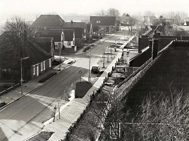 121 Dorpsstraat west vanaf Raadhuis 1976 640x480