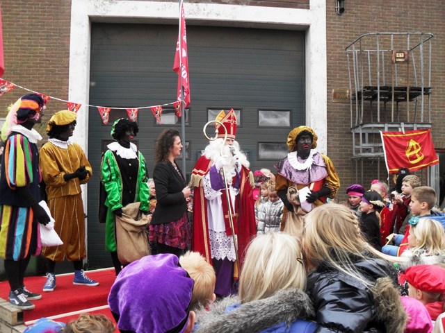 Onder grote belangstelling kwam Sinterklaas zondag in Zijdewind 021 Medium 640x480