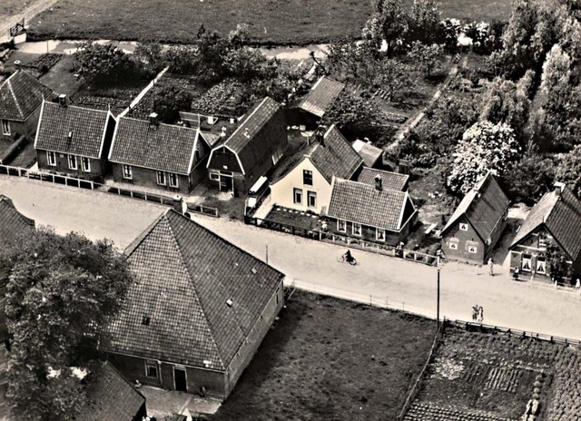 492 Dorpsstraat. Luchtfoto. 1951 640x480